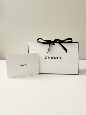 🌸CHANEL Gift Bag with tissue paper & card